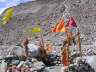Фото Индии. Паломник у алтаря Шивы перед Гомукхом.