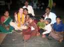 В горячих объятья семьи из Биджапура, с которой мы познакомились на МахаШиваРатри