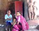 Женщина с детьми из храма Нанди в Паттадакале