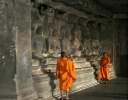 буддистские монахи, фотографирующиеся в Аджатне
