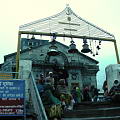храм Кедарнатха предваряют ворота с колоколами