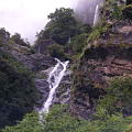двух-ступенчатый водопад на треке к кедарнатху