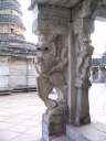 скульптура Шрингери. во рту у яли врашающийся шарик